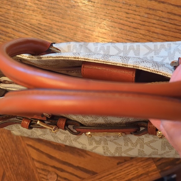 Large Michael Kors hand bag. - Picture 6 of 9